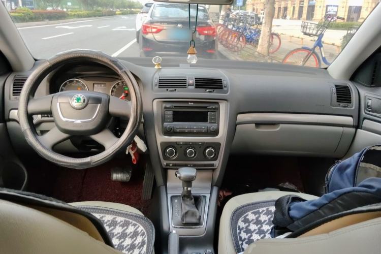 Used Skoda Octavia 2012 1.6L Automatic Yijie Edition Center Console