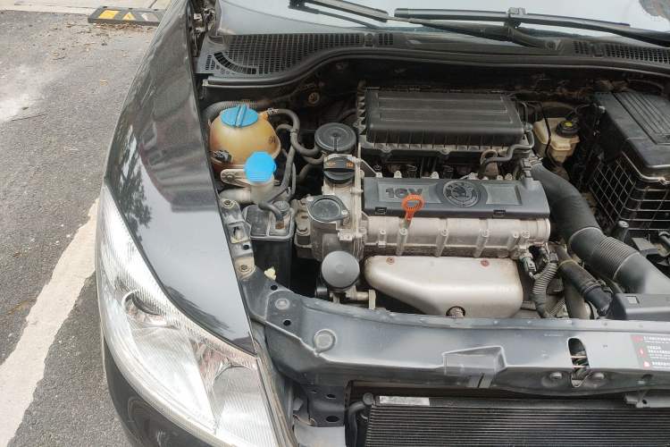 Used Skoda Octavia 2012 1.6L Automatic Yijie Edition Engine Bay Right