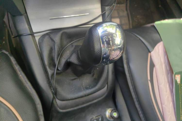 Used Skoda Octavia 2012 1.6L Manual Eado Edition Gear Lever