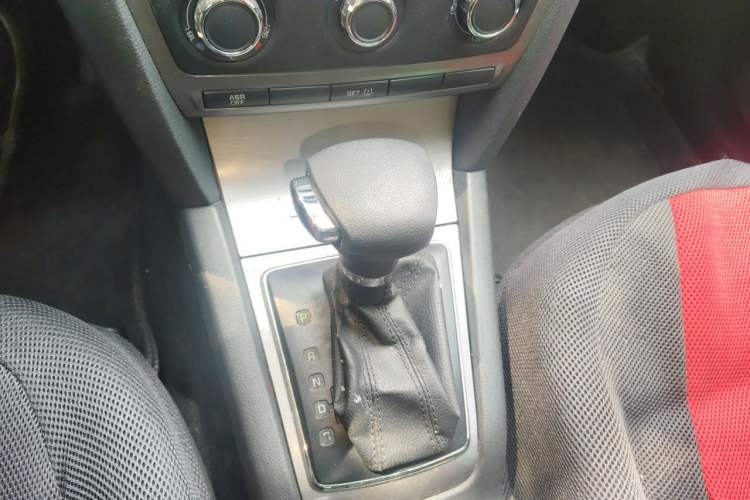 Used Skoda Octavia 2012 1.6L Automatic Yijie Edition Gear Lever