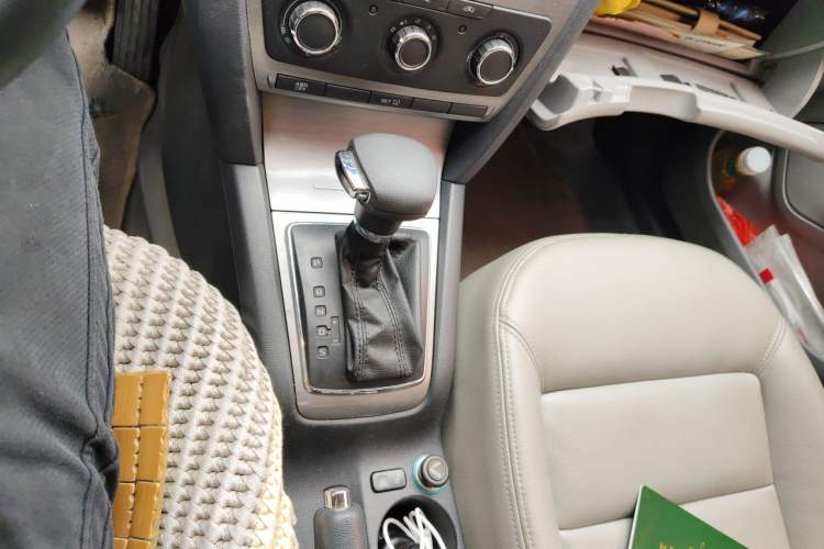 Used Skoda Octavia 2012 1.6L Automatic Yijie Edition Gear Lever