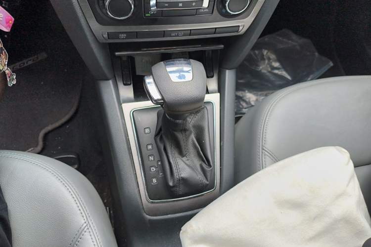 Used Skoda Octavia 2012 1.6L Automatic Yijie Edition Gear Lever