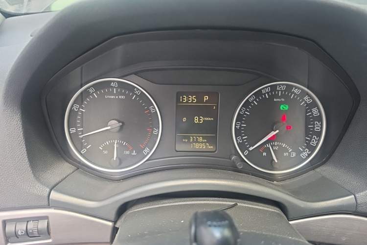 Used Skoda Octavia 2012 2.0L Automatic Yijie Version Instrument Cluster