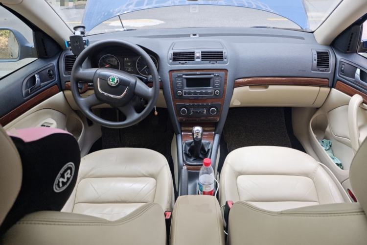 Used Skoda Octavia 2012 1.6L Manual Yijun Edition Center Console