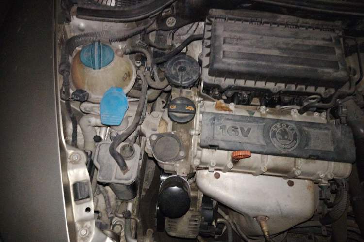 Used Skoda Octavia 2012 1.6L Manual Yijie Edition Engine Bay Right