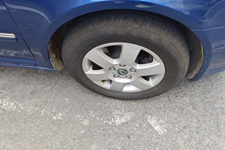 Used Skoda Octavia 2012 1.6L Manual Yijun Edition Right Front Wheel Hub