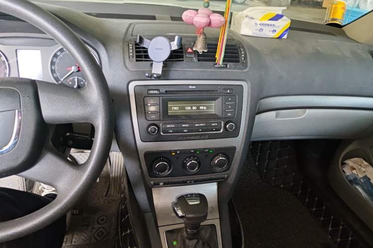 Used Skoda Octavia 2012 1.6L Automatic Yijie Edition Audio And AC Panel