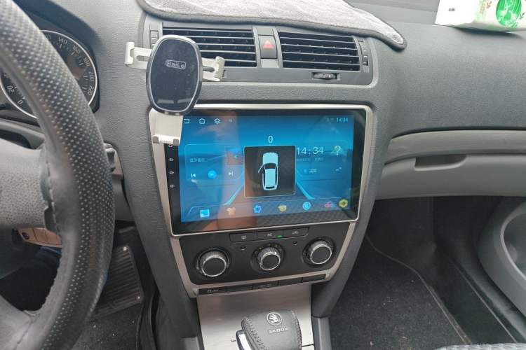 Used Skoda Octavia 2012 1.6L Automatic Yijun Edition Audio And AC Panel