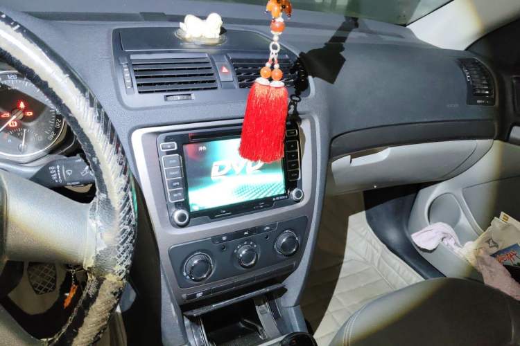 Used Skoda Octavia 2012 1.6L Manual Yijie Edition Audio And AC Panel