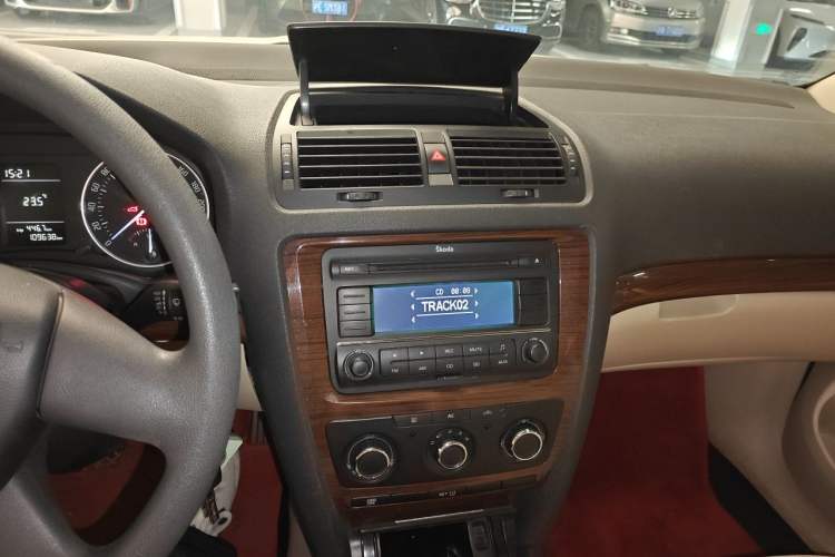 Used Skoda Octavia 2012 1.6L Manual Yijun Edition Audio And AC Panel