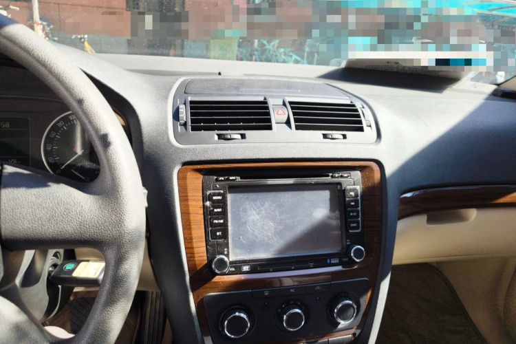 Used Skoda Octavia 2012 1.6L Automatic Yijun Edition Audio And AC Panel
