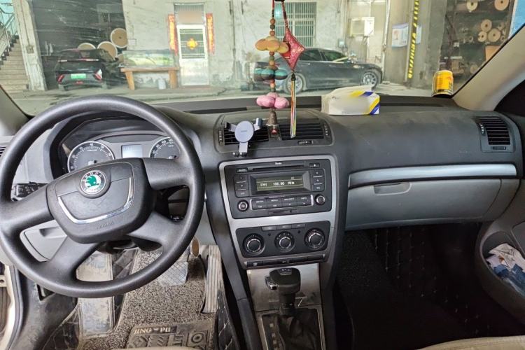 Used Skoda Octavia 2012 1.6L Automatic Yijie Edition Center Console