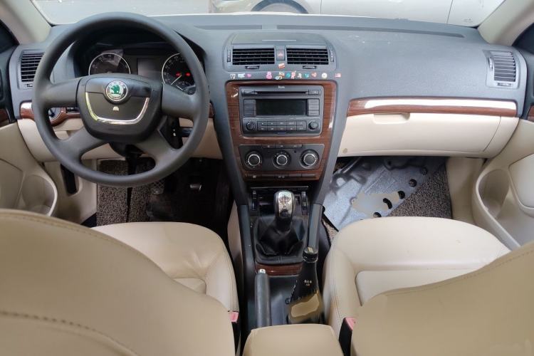 Used Skoda Octavia 2012 1.6L Manual Yijun Edition Center Console