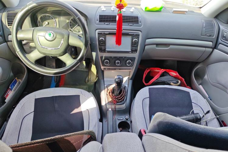 Used Skoda Octavia 2012 1.6L Manual Yijie Edition Center Console