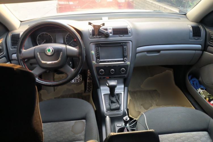 Used Skoda Octavia 2012 1.6L Automatic Yijie Edition Center Console