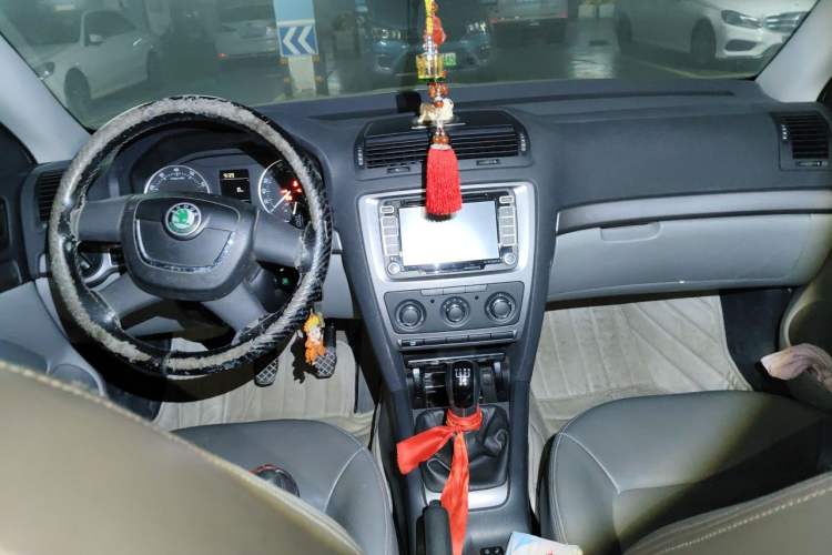 Used Skoda Octavia 2012 1.6L Manual Yijie Edition Center Console