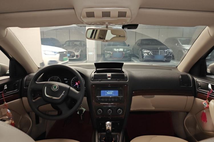 Used Skoda Octavia 2012 1.6L Manual Yijun Edition Center Console