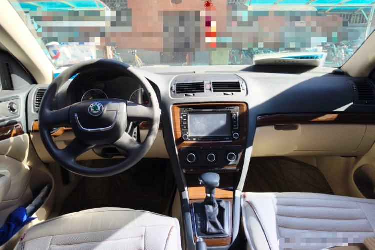 Used Skoda Octavia 2012 1.6L Automatic Yijun Edition Center Console