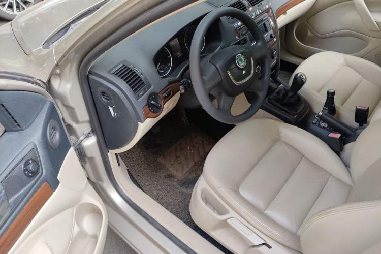 Used Skoda Octavia 2012 1.6L Manual Yijun Edition Driver Seat