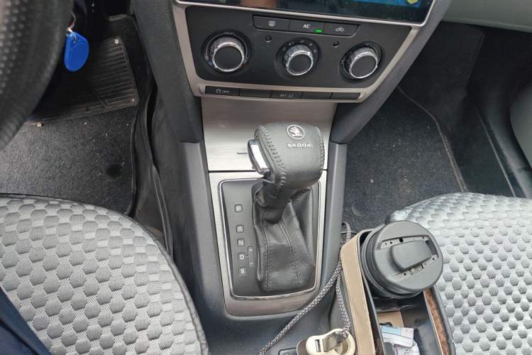 Used Skoda Octavia 2012 1.6L Automatic Yijun Edition Gear Lever