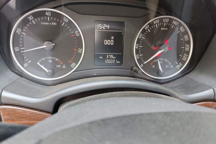 Used Skoda Octavia 2012 1.6L Manual Yijun Edition Odometer Close Up