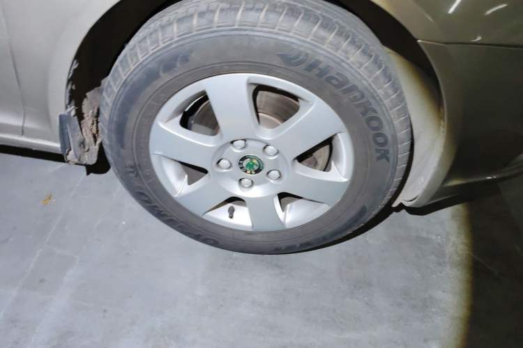 Used Skoda Octavia 2012 1.6L Manual Yijie Edition Right Front Wheel Hub