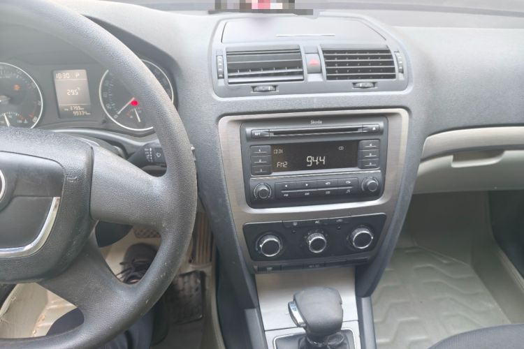 Used Skoda Octavia 2012 1.6L Automatic Yijie Edition Audio And AC Panel