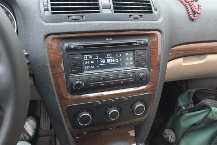 Used Skoda Octavia 2012 1.6L Automatic Yijun Edition Audio And AC Panel