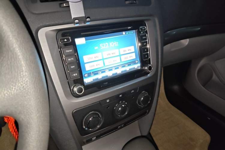 Used Skoda Octavia 2012 1.6L Automatic Yijie Edition Audio And AC Panel