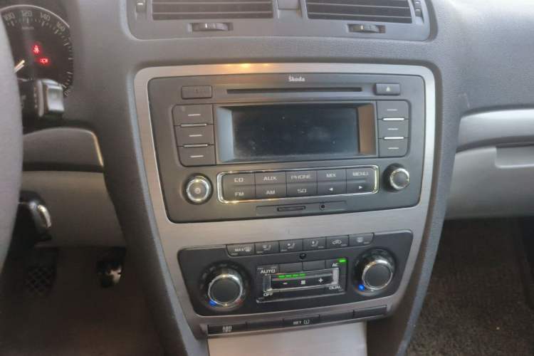 Used Skoda Octavia 2012 1.6L Manual Yijun Edition Audio And AC Panel