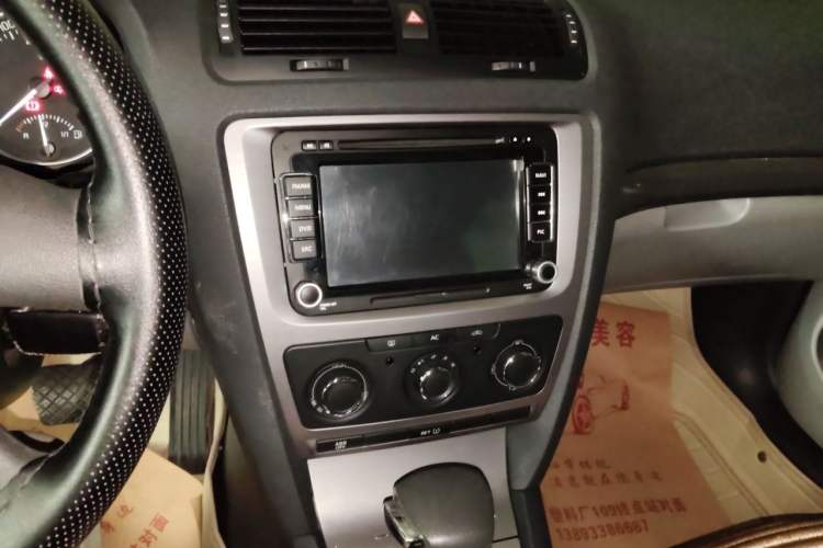 Used Skoda Octavia 2012 1.6L Automatic Yijun Edition Audio And AC Panel