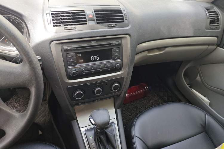 Used Skoda Octavia 2012 1.6L Automatic Yijie Edition Audio And AC Panel
