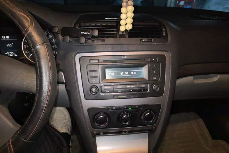 Used Skoda Octavia 2012 2.0L Manual Yijie Version Audio And AC Panel