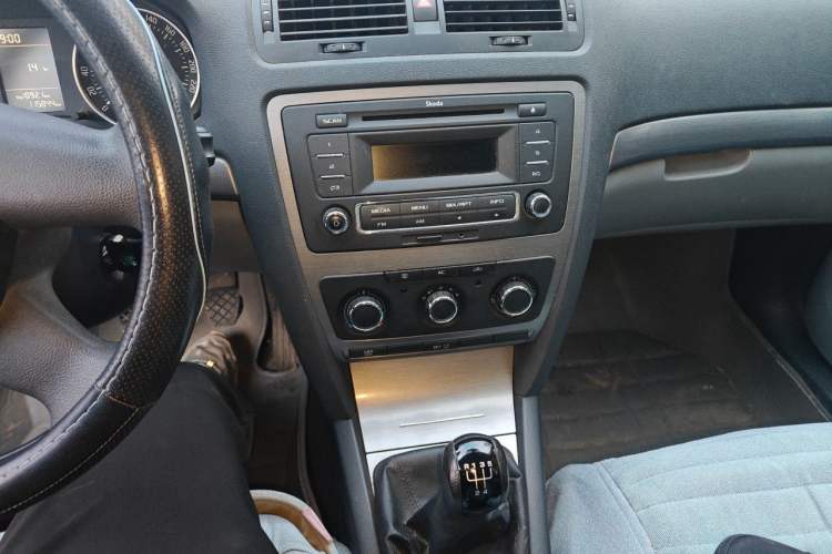 Used Skoda Octavia 2012 2.0L Manual Yijie Version Audio And AC Panel