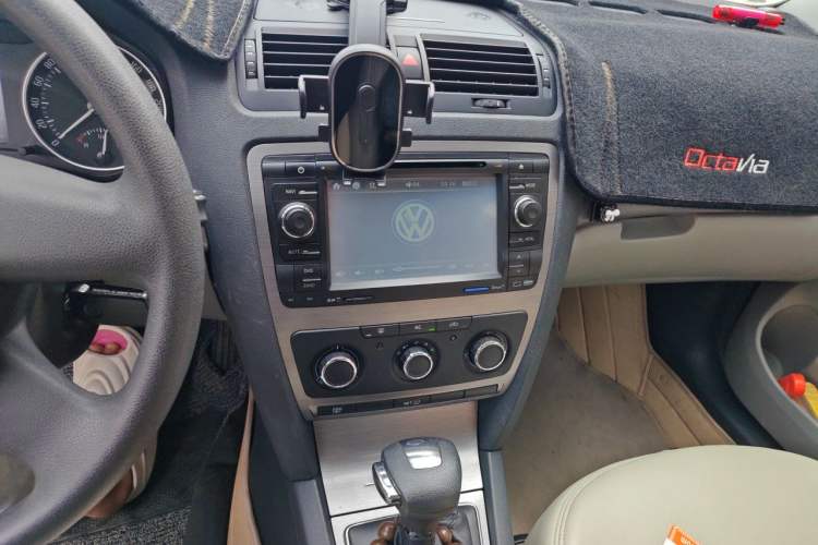 Used Skoda Octavia 2012 1.6L Automatic Yijie Edition Audio And AC Panel