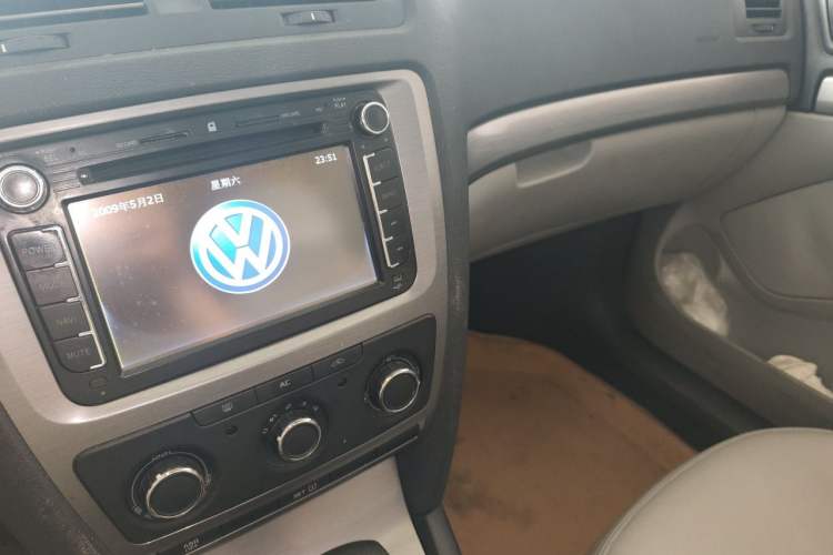 Used Skoda Octavia 2012 1.6L Automatic Yijie Edition Audio And AC Panel