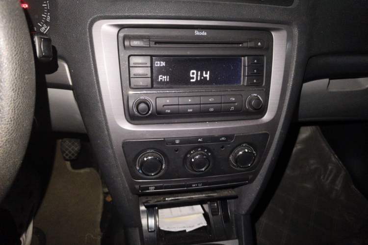 Used Skoda Octavia 2012 1.6L Manual Yijie Edition Audio And AC Panel