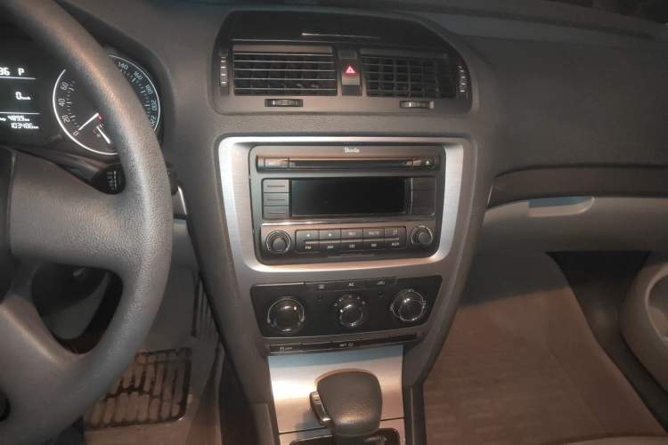 Used Skoda Octavia 2012 1.6L Automatic Yijie Edition Audio And AC Panel