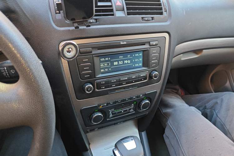 Used Skoda Octavia 2012 1.6L Automatic Yijun Edition Audio And AC Panel
