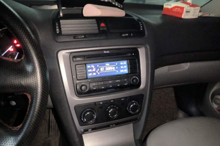 Used Skoda Octavia 2012 1.6L Manual Yijun Edition Audio And AC Panel