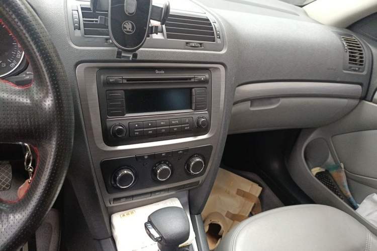 Used Skoda Octavia 2012 1.6L Automatic Yijun Edition Audio And AC Panel