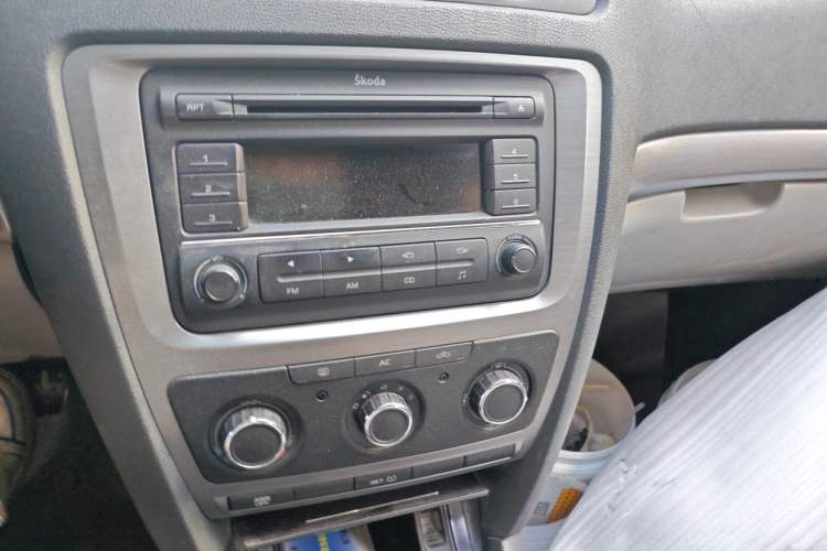 Used Skoda Octavia 2012 1.6L Automatic Yijie Edition Audio And AC Panel