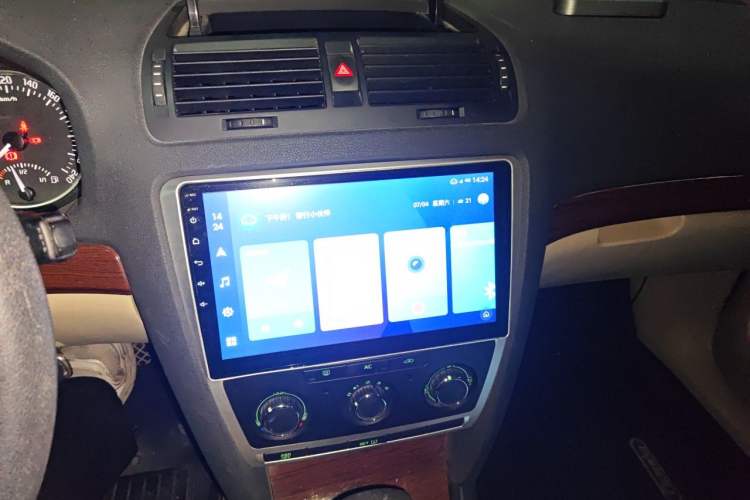 Used Skoda Octavia 2012 1.6L Automatic Yijun Edition Audio And AC Panel