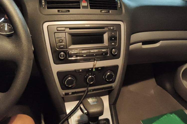 Used Skoda Octavia 2012 1.6L Automatic Yijun Edition Audio And AC Panel