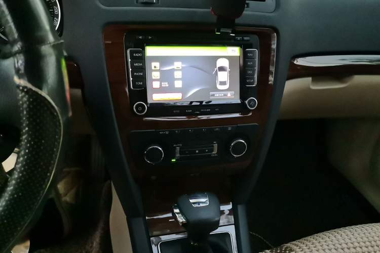 Used Skoda Octavia 2012 1.6L Automatic Yijie Edition Audio And AC Panel