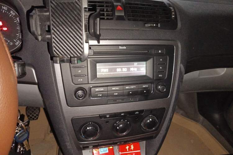 Used Skoda Octavia 2012 1.6L Manual Yijie Edition Audio And AC Panel