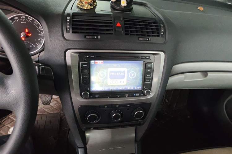 Used Skoda Octavia 2012 1.6L Manual Eado Edition Audio And AC Panel