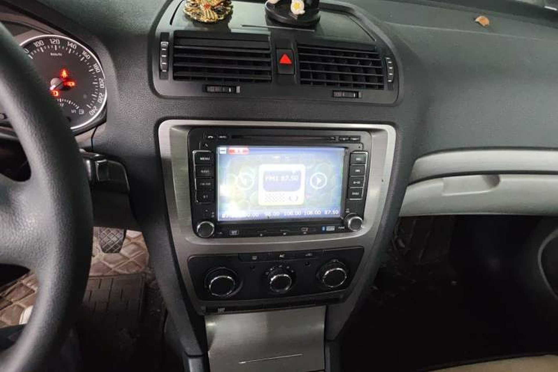 Used Skoda Octavia 2012 1.6L Manual Eado Edition Audio And AC Panel