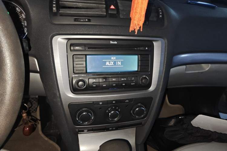 Used Skoda Octavia 2012 1.6L Automatic Yijun Edition Audio And AC Panel