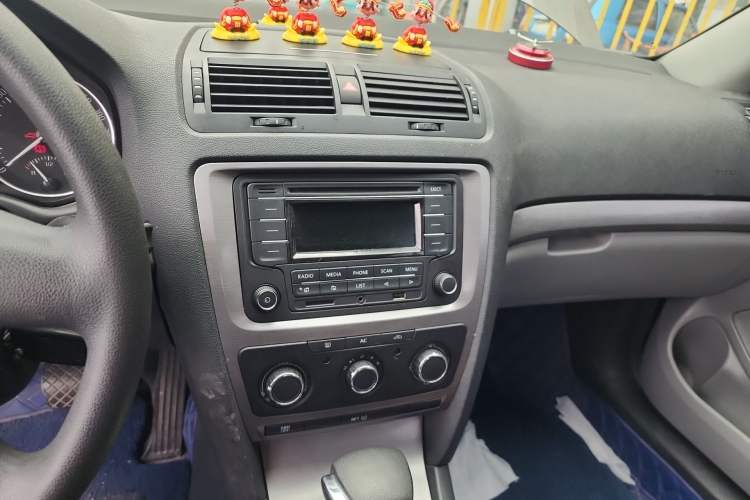 Used Skoda Octavia 2012 2.0L Automatic Yijie Version Audio And AC Panel